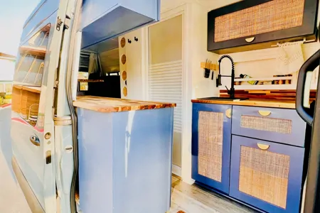 170 Mercedes Sprinter Van, 4WD Class B