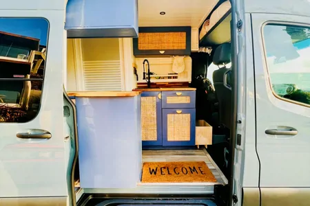 170 Mercedes Sprinter Van, 4WD Class B