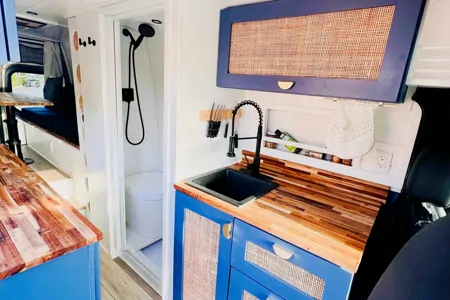 170 Mercedes Sprinter Van, 4WD Class B