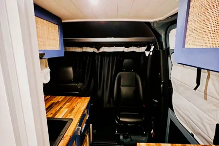 170 Mercedes Sprinter Van, 4WD Class B