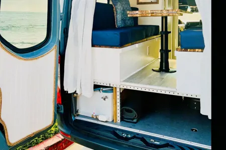 170 Mercedes Sprinter Van, 4WD Class B