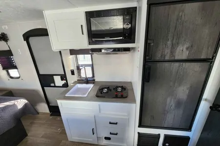 Phong's Travel Trailer R179 Travel Trailer