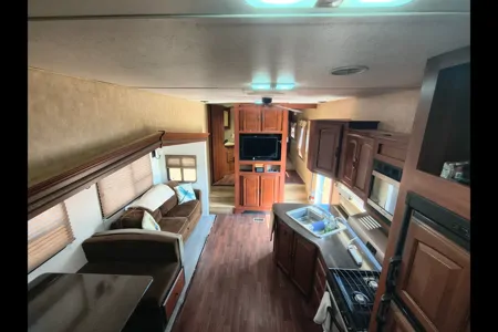 Fully stocked 2 bedroom 5th wheel