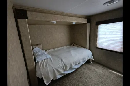 Fully stocked 2 bedroom 5th wheel