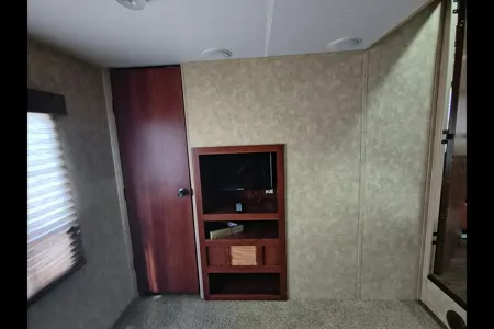 Fully stocked 2 bedroom 5th wheel