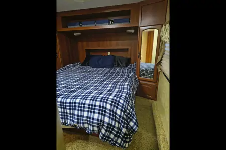 Fully stocked 2 bedroom 5th wheel