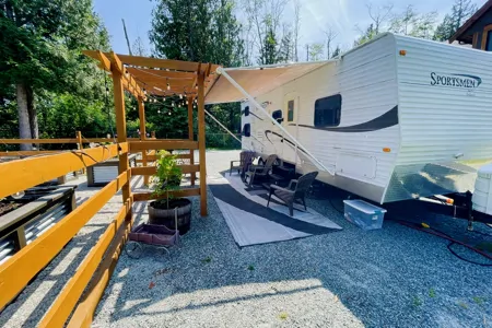 2008 Sportsman- Sleeps 4-5. A/C - Fully Renovated - Super Chic!