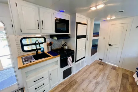 2008 Sportsman- Sleeps 4-5. A/C - Fully Renovated - Super Chic!
