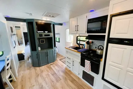 2008 Sportsman- Sleeps 4-5. A/C - Fully Renovated - Super Chic!