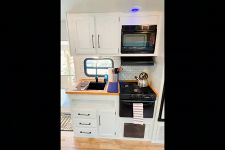 2008 Sportsman- Sleeps 4-5. A/C - Fully Renovated - Super Chic!