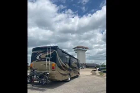 🚐 Hit the Road in Comfort – Your Adventure Starts Here! 🌄