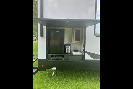 Andrew's Forest River Arctic wolf Fifth Wheel