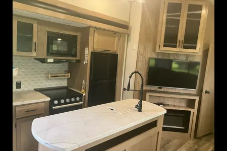 Andrew's Forest River Arctic wolf Fifth Wheel