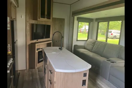 Andrew's Forest River Arctic wolf Fifth Wheel