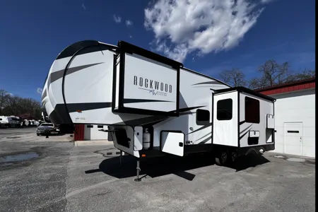 Rockwood Signature 374BH Fifth Wheel sleeps 10