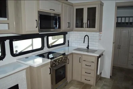 Rockwood Signature 374BH Fifth Wheel sleeps 10