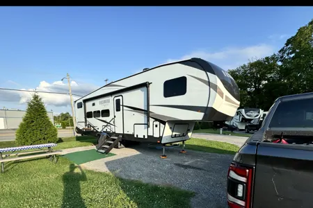 Rockwood Signature 374BH Fifth Wheel sleeps 10