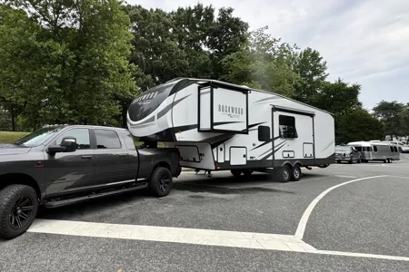 Rockwood Signature 374BH Fifth Wheel sleeps 10