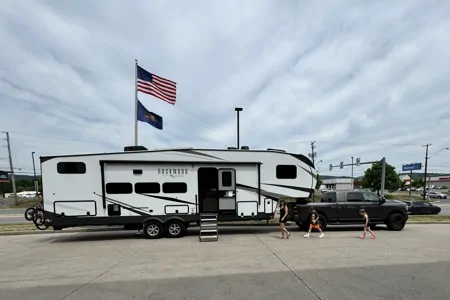 Rockwood Signature 374BH Fifth Wheel sleeps 10