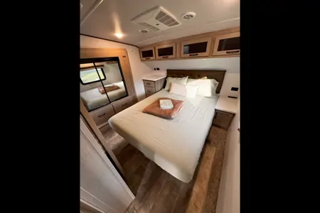 Rockwood Signature 374BH Fifth Wheel sleeps 10
