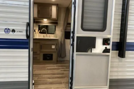 Lakeview's Trailer Rentals 25BH