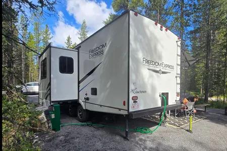2022 Coachmen Freedom exspress 257bhs Travel Trailer with automated solar and inverter power
