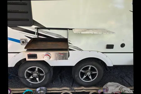 2022 Coachmen Freedom exspress 257bhs Travel Trailer with automated solar and inverter power