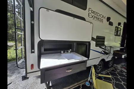 2022 Coachmen Freedom exspress 257bhs Travel Trailer with automated solar and inverter power