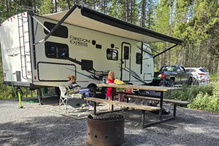 2022 Coachmen Freedom exspress 257bhs Travel Trailer with automated solar and inverter power