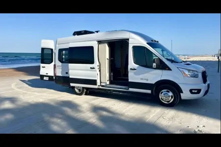 Léo  2021 Ford Transit 3500HD CLASSE B