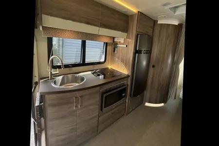 L’aventurier Mercedes-Benz Jayco Melbourne prestige Classe C