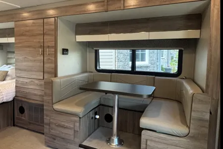 L’aventurier Mercedes-Benz Jayco Melbourne prestige Classe C