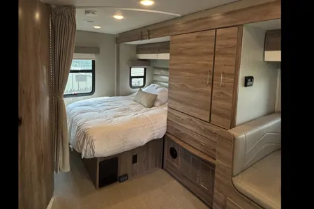 L’aventurier Mercedes-Benz Jayco Melbourne prestige Classe C