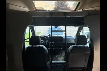 L’aventurier Mercedes-Benz Jayco Melbourne prestige Classe C