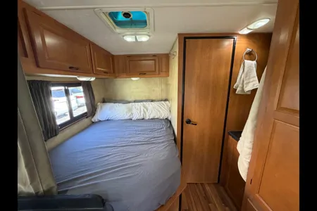 Desert Cruiser - Easy to Drive (Sleeps 5)