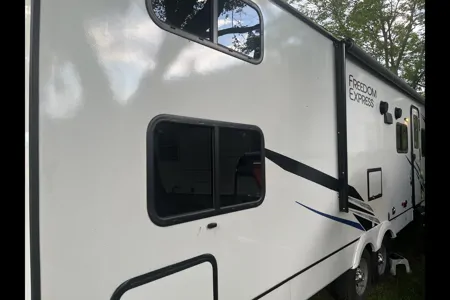 2022 Freedom Express 29SE TT Sleeps up to 10!