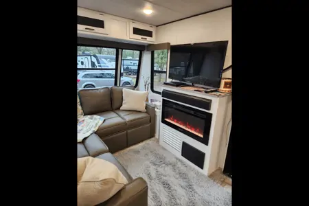 2022 Keystone Hideout 38FDDS – Your Home Away From Home - SLMO1733