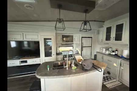 Waterfront RV Cottage WITH DOCK on Gorgeous Lac La Hache