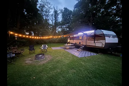 Komodo Kampers RV Rental- Avenger