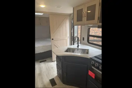 Komodo Kampers RV Rental- Avenger