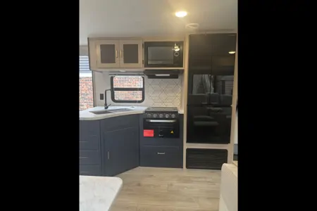 Komodo Kampers RV Rental- Avenger