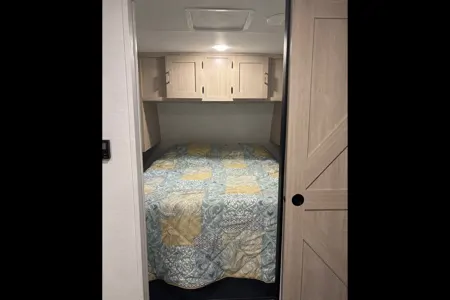 Komodo Kampers RV Rental- Avenger