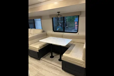 Komodo Kampers RV Rental- Avenger
