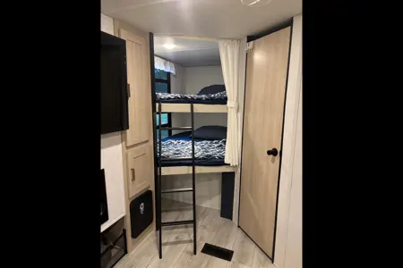 Komodo Kampers RV Rental- Avenger