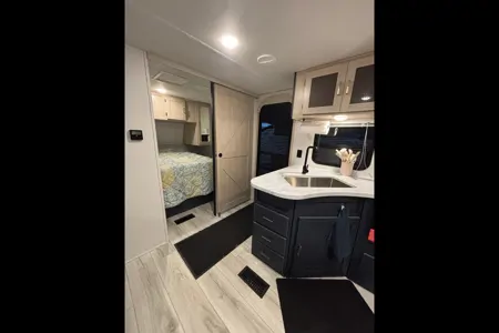 Komodo Kampers RV Rental- Avenger