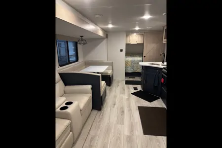 Komodo Kampers RV Rental- Avenger