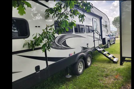 Corey's 2022cGrand Design 28 BH Fifth Wheel