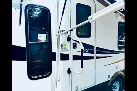 Easy tow, lightweight, Pristine condition, itsSummerEnjoy It!
