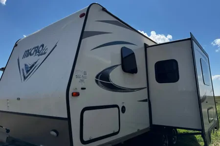 Easy Going and Easy Towing! Great Couples/Small Family Escape on Wheels