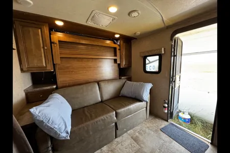Easy Going and Easy Towing! Great Couples/Small Family Escape on Wheels